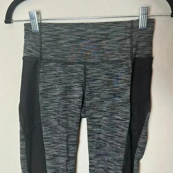 Athleta Mind Over Mat Capri Leggings Black and White Women Size XXS Yoga Workout - Picture 4 of 15